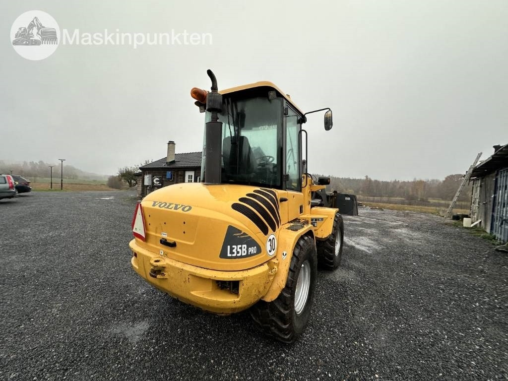 Volvo L 35 B - Gumikerekes homlokrakodó: 5 kép. Volvo L 35 B - Gumikerekes homlokrakodó: 5 kép.