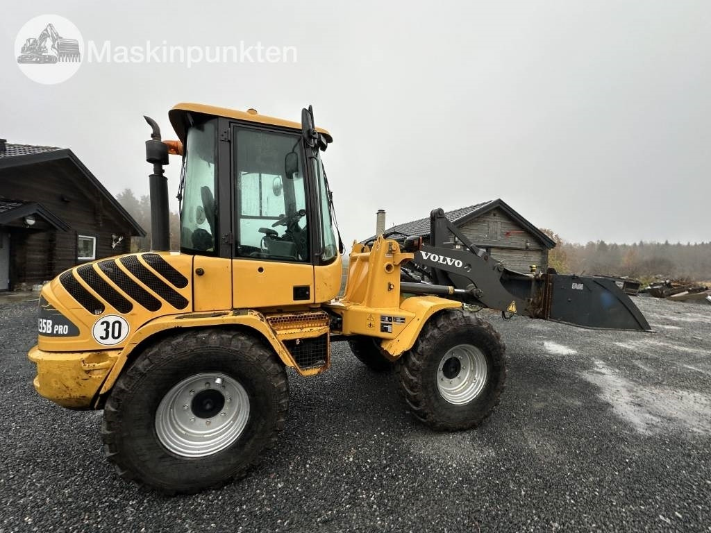 Volvo L 35 B - Gumikerekes homlokrakodó: 4 kép. Volvo L 35 B - Gumikerekes homlokrakodó: 4 kép.