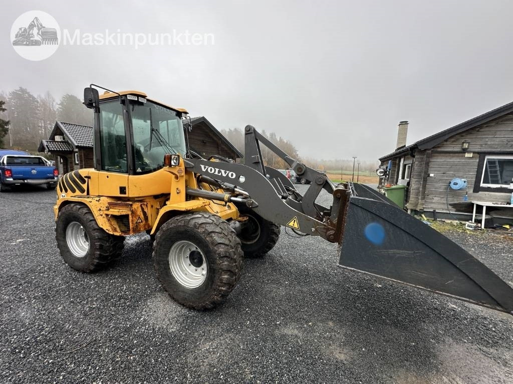 Volvo L 35 B - Gumikerekes homlokrakodó: 3 kép. Volvo L 35 B - Gumikerekes homlokrakodó: 3 kép.