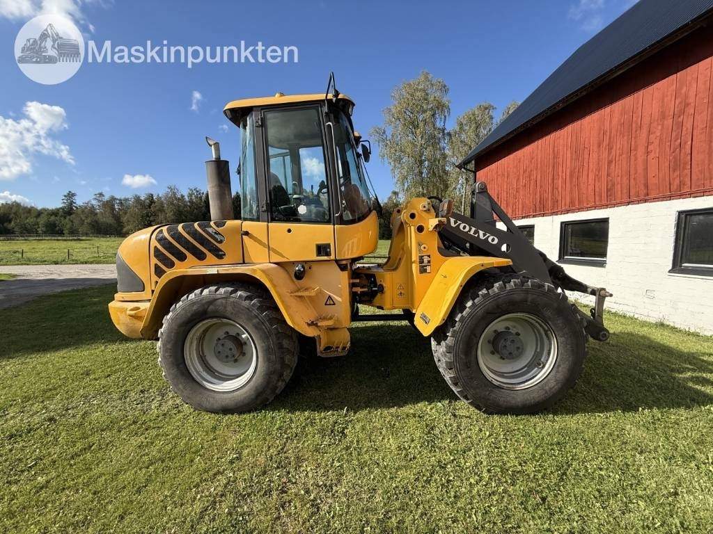 Volvo L 40 B - Gumikerekes homlokrakodó: 4 kép. Volvo L 40 B - Gumikerekes homlokrakodó: 4 kép.