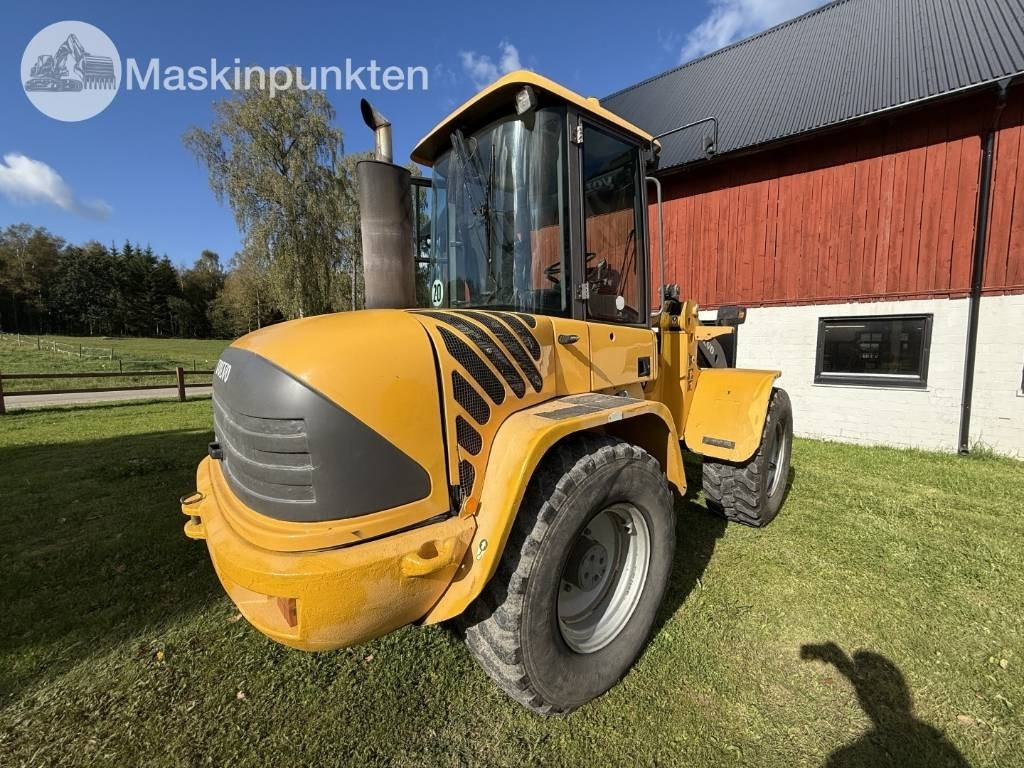 Volvo L 40 B - Gumikerekes homlokrakodó: 5 kép. Volvo L 40 B - Gumikerekes homlokrakodó: 5 kép.