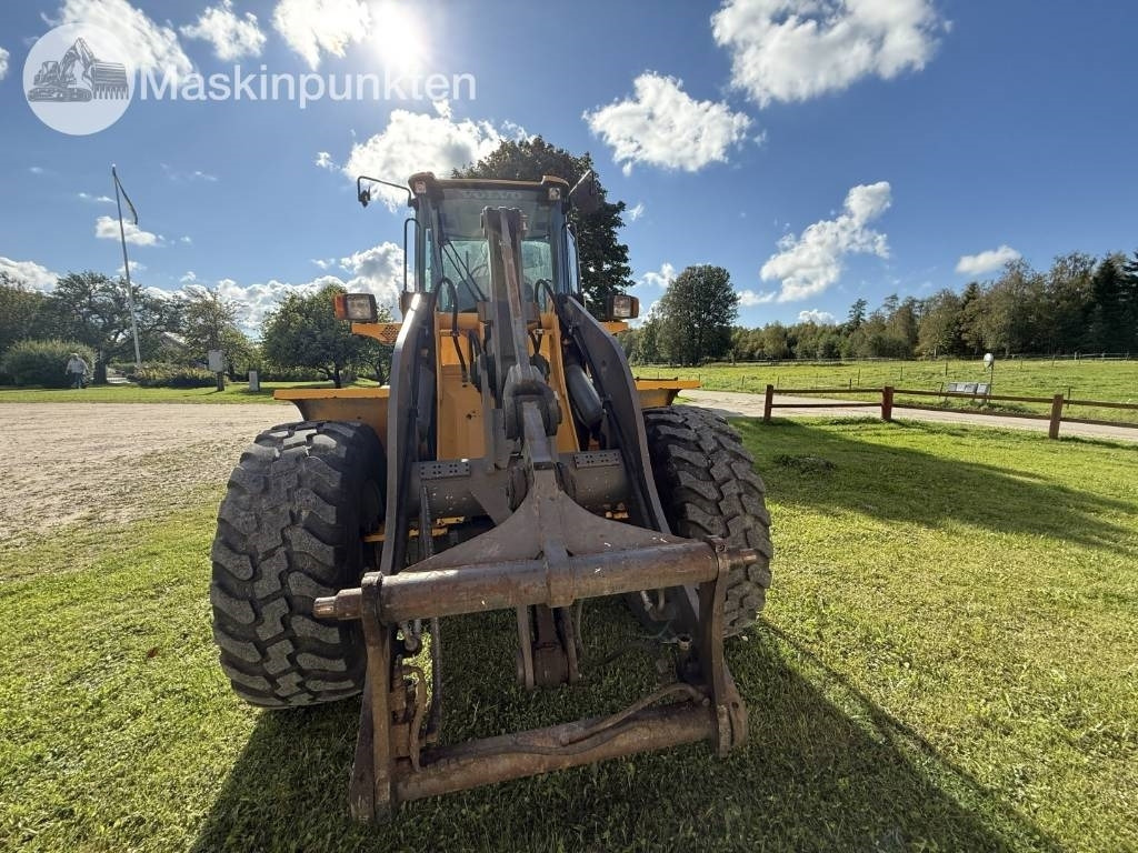 Volvo L 40 B - Gumikerekes homlokrakodó: 2 kép. Volvo L 40 B - Gumikerekes homlokrakodó: 2 kép.