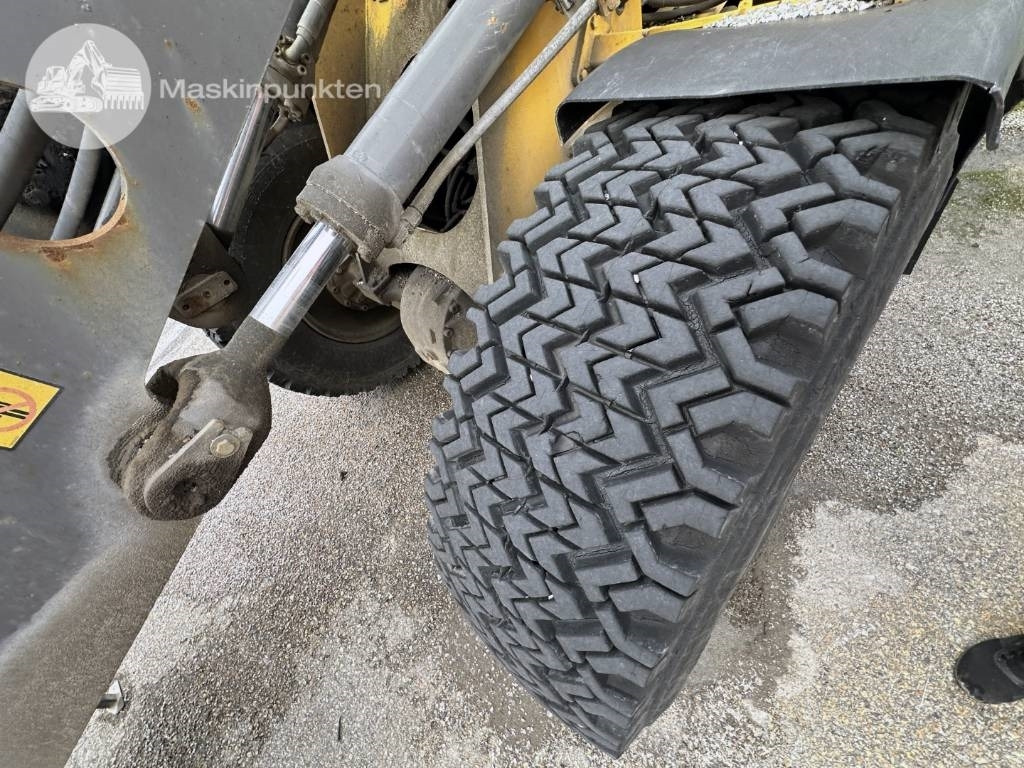 Gumikerekes homlokrakodó Volvo L 50 B: 16 kép.