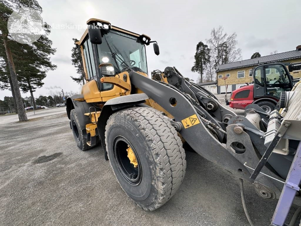 Volvo L 60 H - Gumikerekes homlokrakodó: 2 kép. Volvo L 60 H - Gumikerekes homlokrakodó: 2 kép.