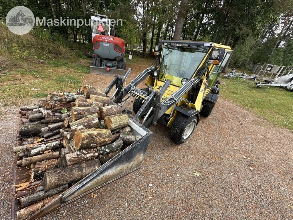 Wille 445 - Derékcsuklós rakodó: 2 kép. Wille 445 - Derékcsuklós rakodó: 2 kép.
