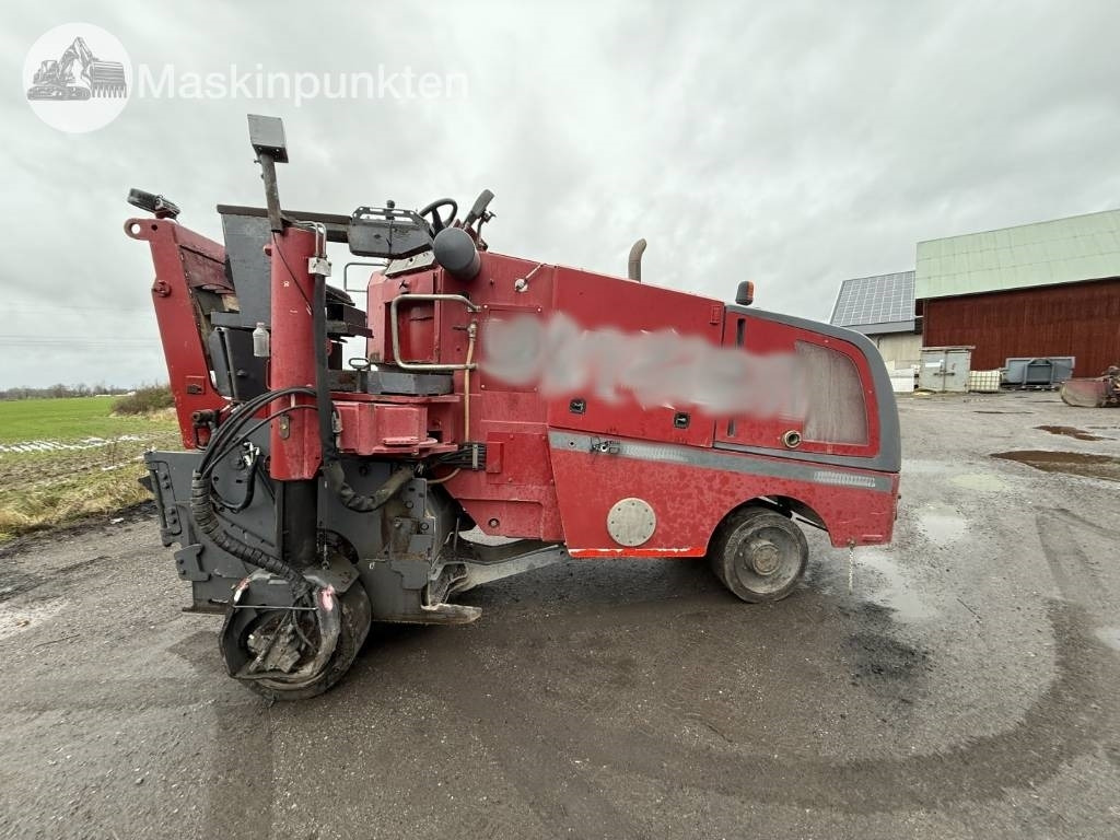 Wirtgen W 100 - Aszfaltmaró: 2 kép. Wirtgen W 100 - Aszfaltmaró: 2 kép.