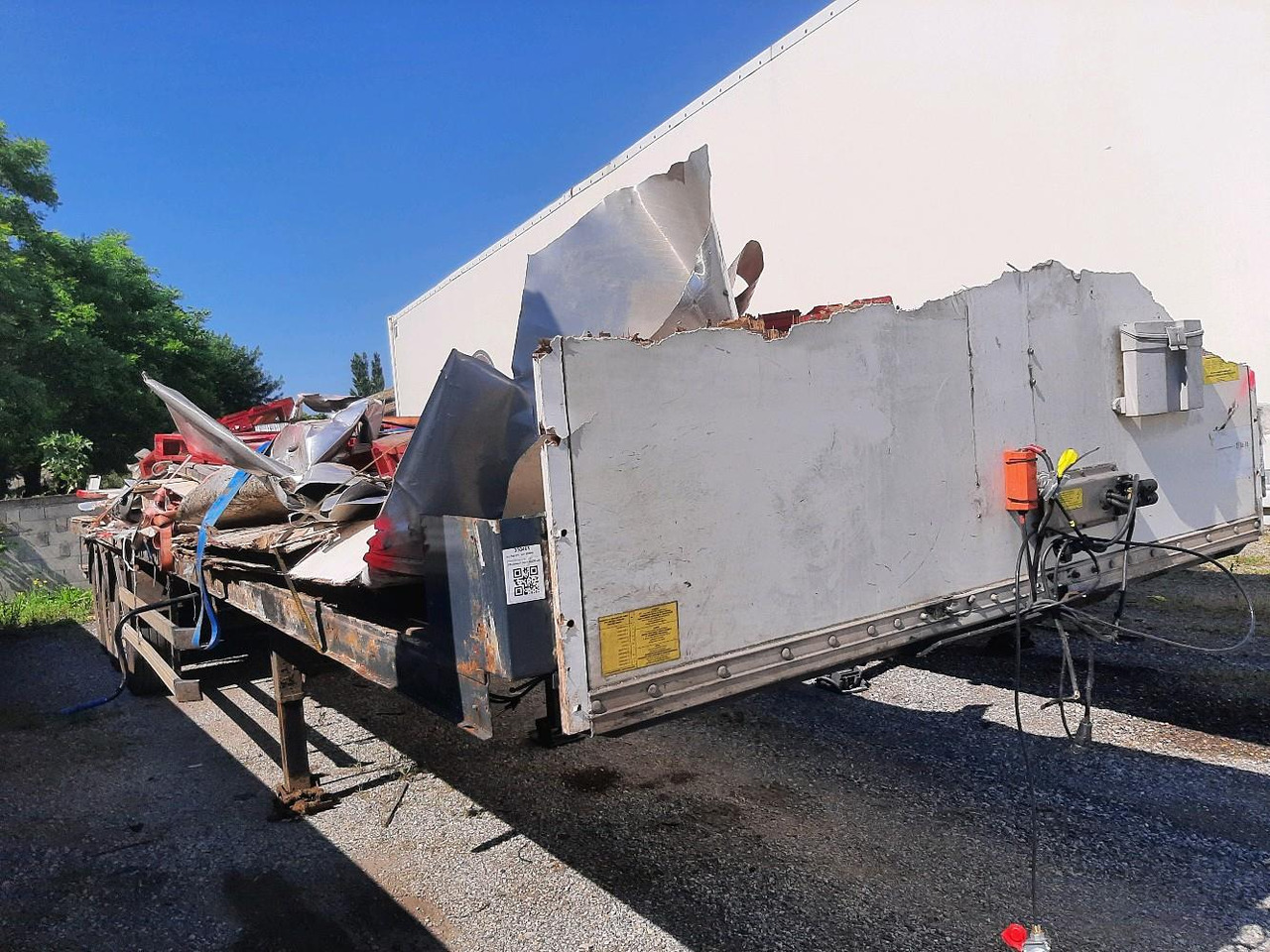 FRUEHAUF 3 ESSIEUX R580 - Platós félpótkocsi: 1 kép. FRUEHAUF 3 ESSIEUX R580 - Platós félpótkocsi: 1 kép.