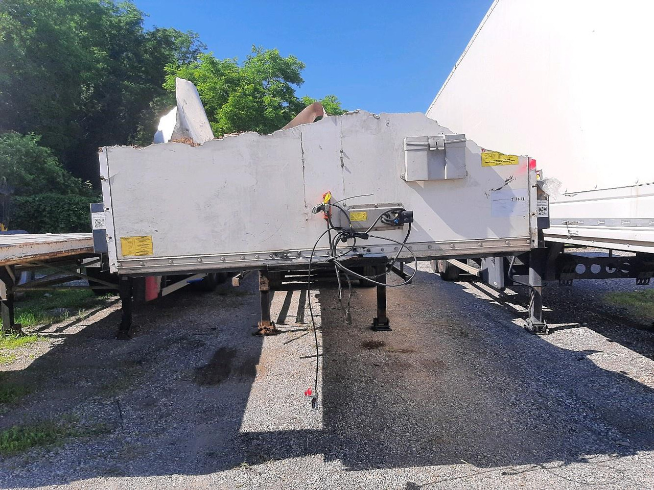 FRUEHAUF 3 ESSIEUX R580 - Platós félpótkocsi: 2 kép. FRUEHAUF 3 ESSIEUX R580 - Platós félpótkocsi: 2 kép.
