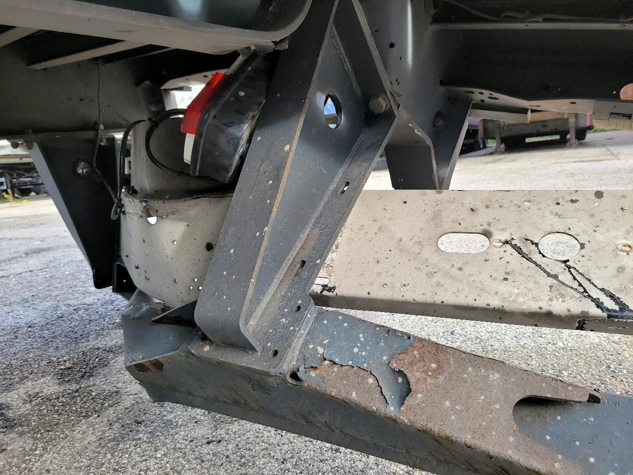 Ponyvás félpótkocsi FRUEHAUF FKSRT4: 15 kép. Ponyvás félpótkocsi FRUEHAUF FKSRT4: 15 kép.