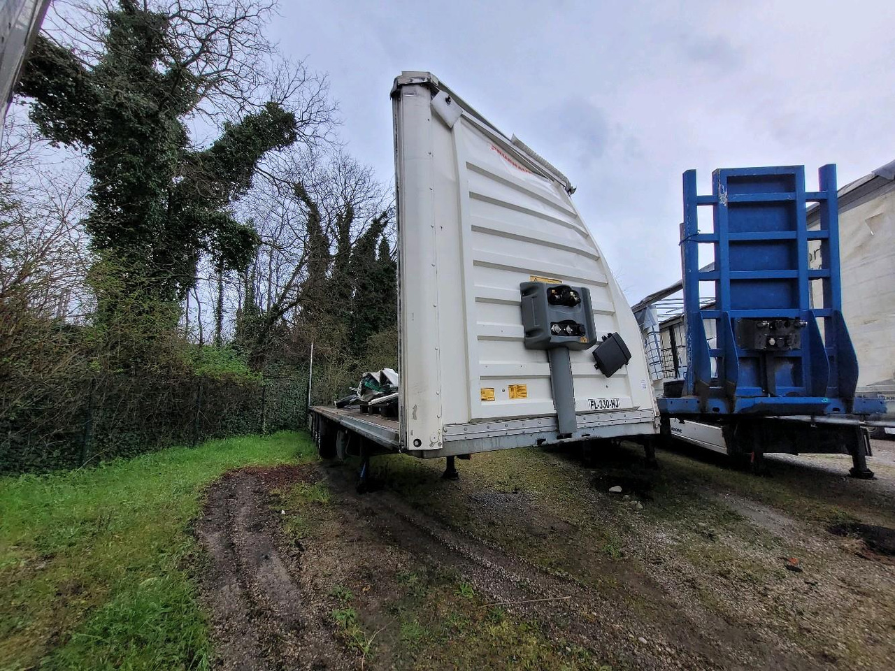FRUEHAUF SEMI 3 ESSIEUX SAVOYARD FKSRT4 - Platós félpótkocsi: 1 kép. FRUEHAUF SEMI 3 ESSIEUX SAVOYARD FKSRT4 - Platós félpótkocsi: 1 kép.