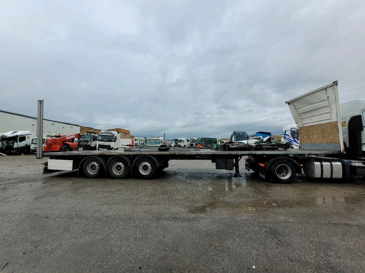 FRUEHAUF SEMI 3 ESSIEUX SAVOYARD FKSRT4 - Platós félpótkocsi: 3 kép. FRUEHAUF SEMI 3 ESSIEUX SAVOYARD FKSRT4 - Platós félpótkocsi: 3 kép.