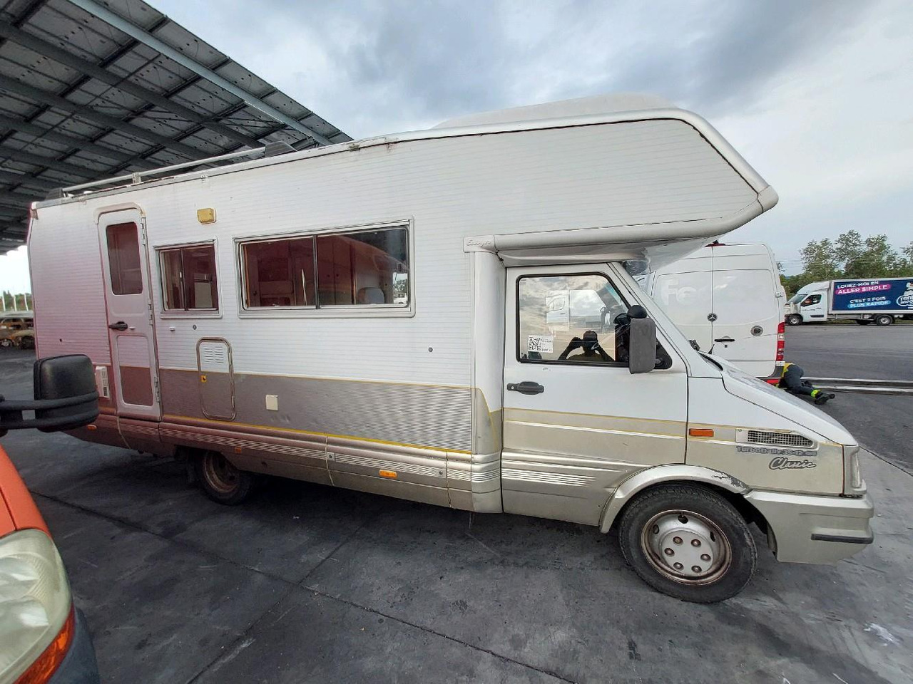 IVECO LAIKA 35.12 CAMPING 122 - Alkóvos lakóautó: 3 kép. IVECO LAIKA 35.12 CAMPING 122 - Alkóvos lakóautó: 3 kép.