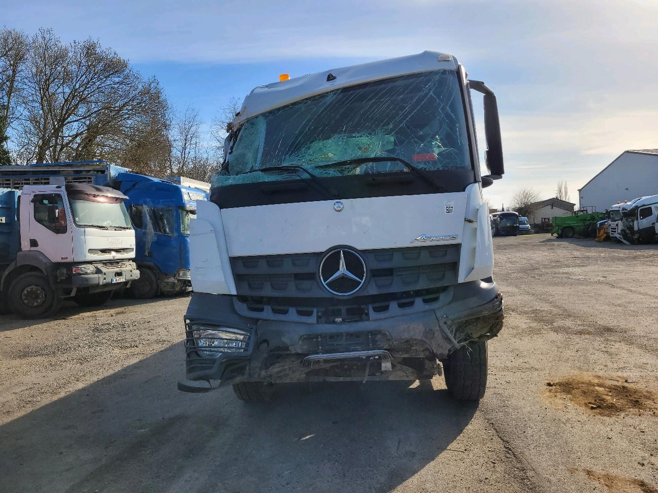 MERCEDES AROCS 2640 6X4 - Platós teherautó: 2 kép. MERCEDES AROCS 2640 6X4 - Platós teherautó: 2 kép.