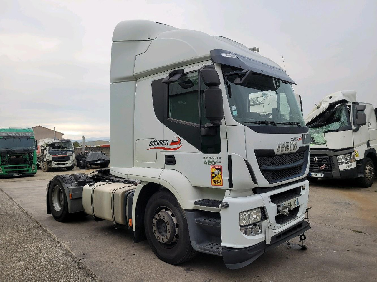 IVECO STRALIS 440S42 4X2 - Nyergesvontató: 1 kép. IVECO STRALIS 440S42 4X2 - Nyergesvontató: 1 kép.