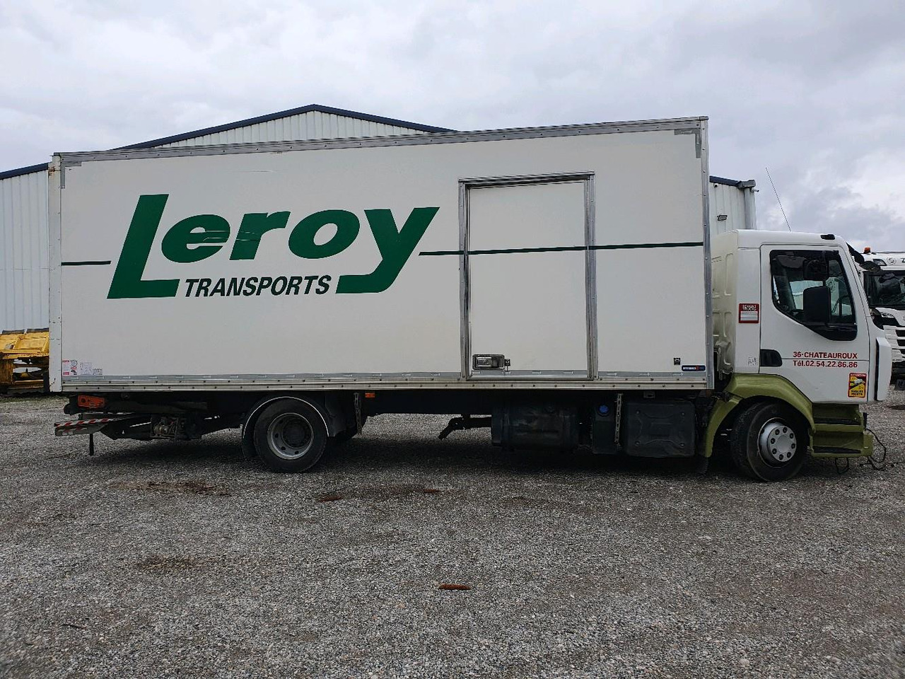 RENAULT D 12 DTI 215 - Dobozos felépítményű teherautó: 3 kép. RENAULT D 12 DTI 215 - Dobozos felépítményű teherautó: 3 kép.