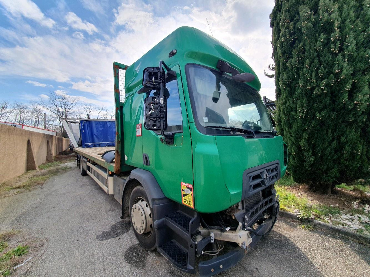 RENAULT D WIDE PLATEAU - Platós teherautó: 1 kép. RENAULT D WIDE PLATEAU - Platós teherautó: 1 kép.