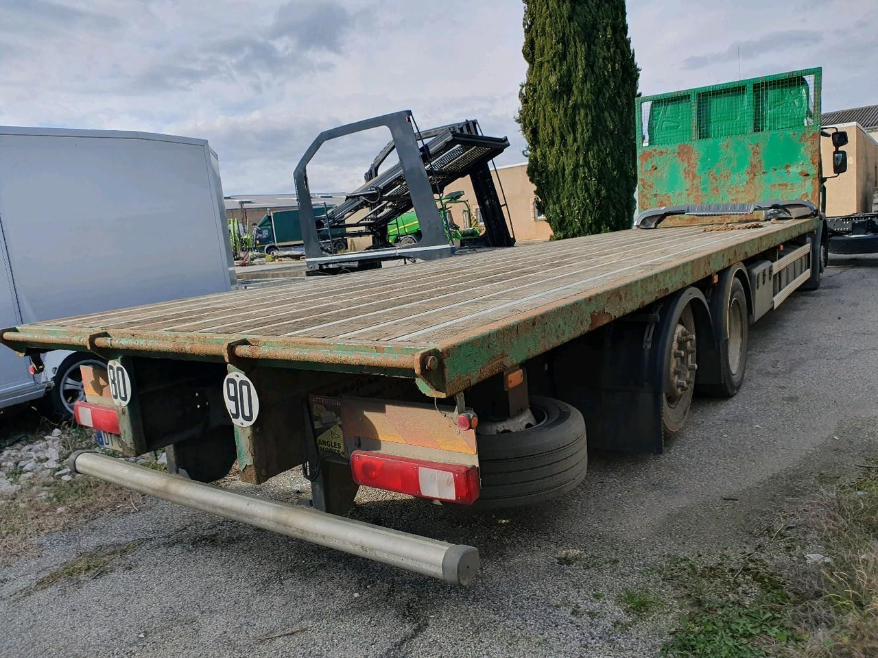 RENAULT D WIDE PLATEAU - Platós teherautó: 4 kép. RENAULT D WIDE PLATEAU - Platós teherautó: 4 kép.