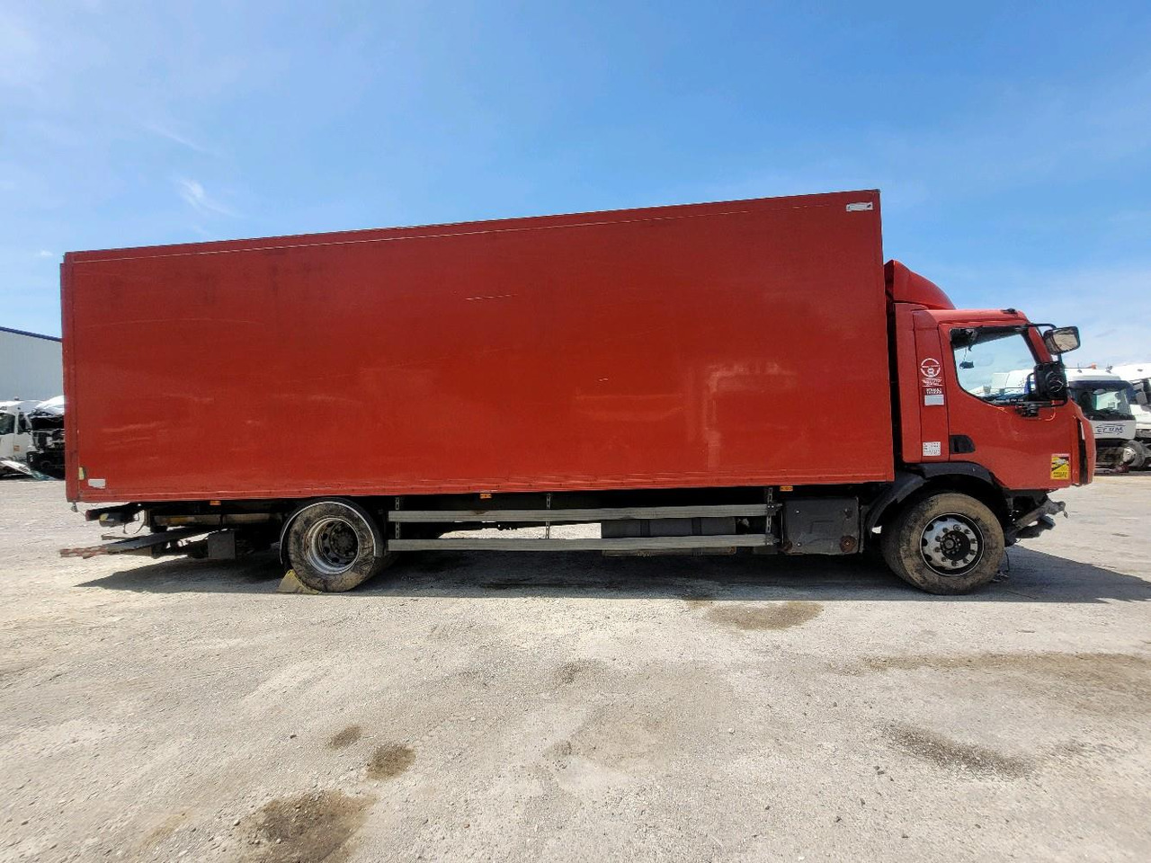 RENAULT D19 WIDE - Dobozos felépítményű teherautó: 3 kép. RENAULT D19 WIDE - Dobozos felépítményű teherautó: 3 kép.