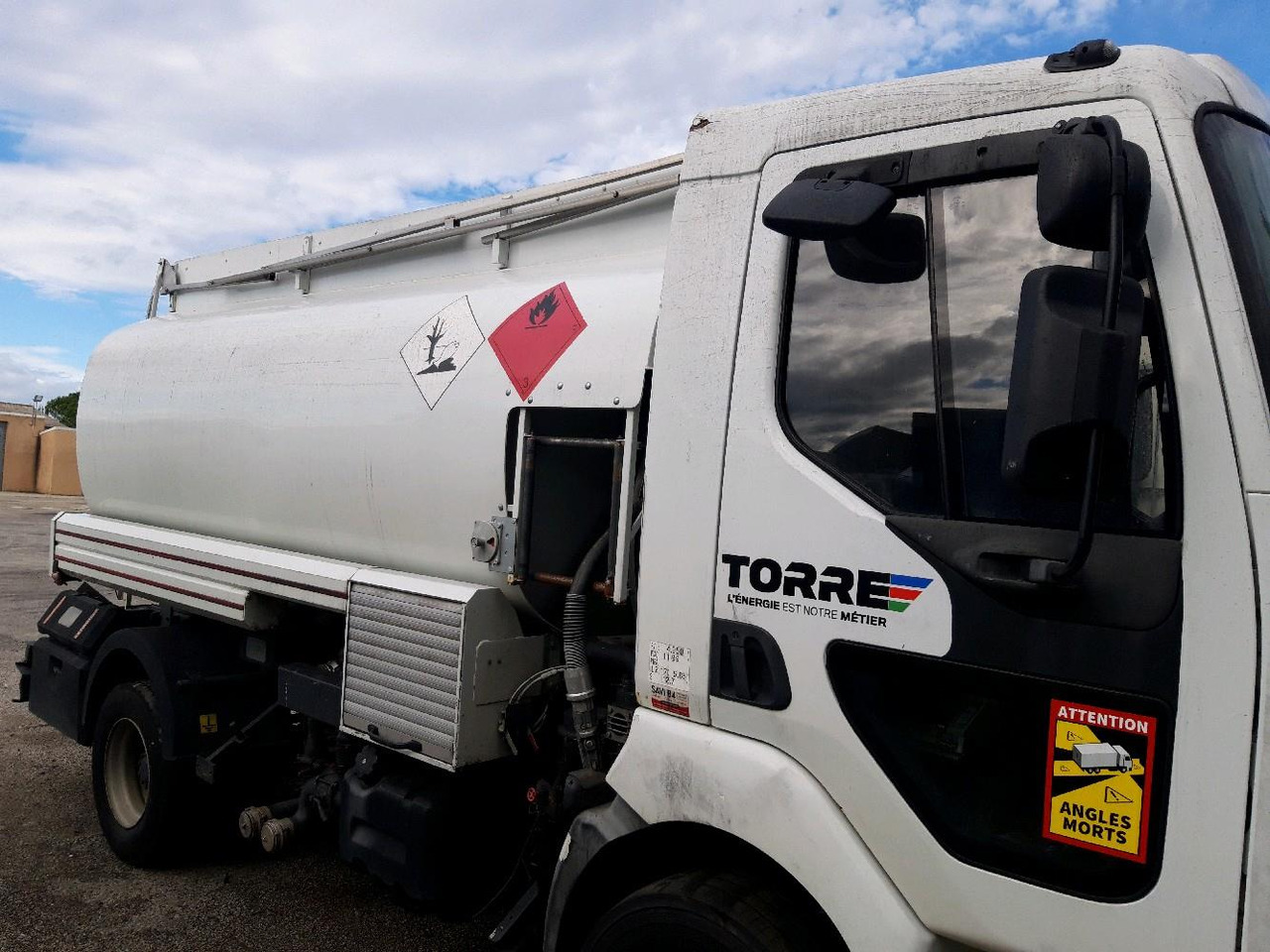 RENAULT MIDLUM CITERNE 7500 - Tartályos teherautó: 3 kép. RENAULT MIDLUM CITERNE 7500 - Tartályos teherautó: 3 kép.