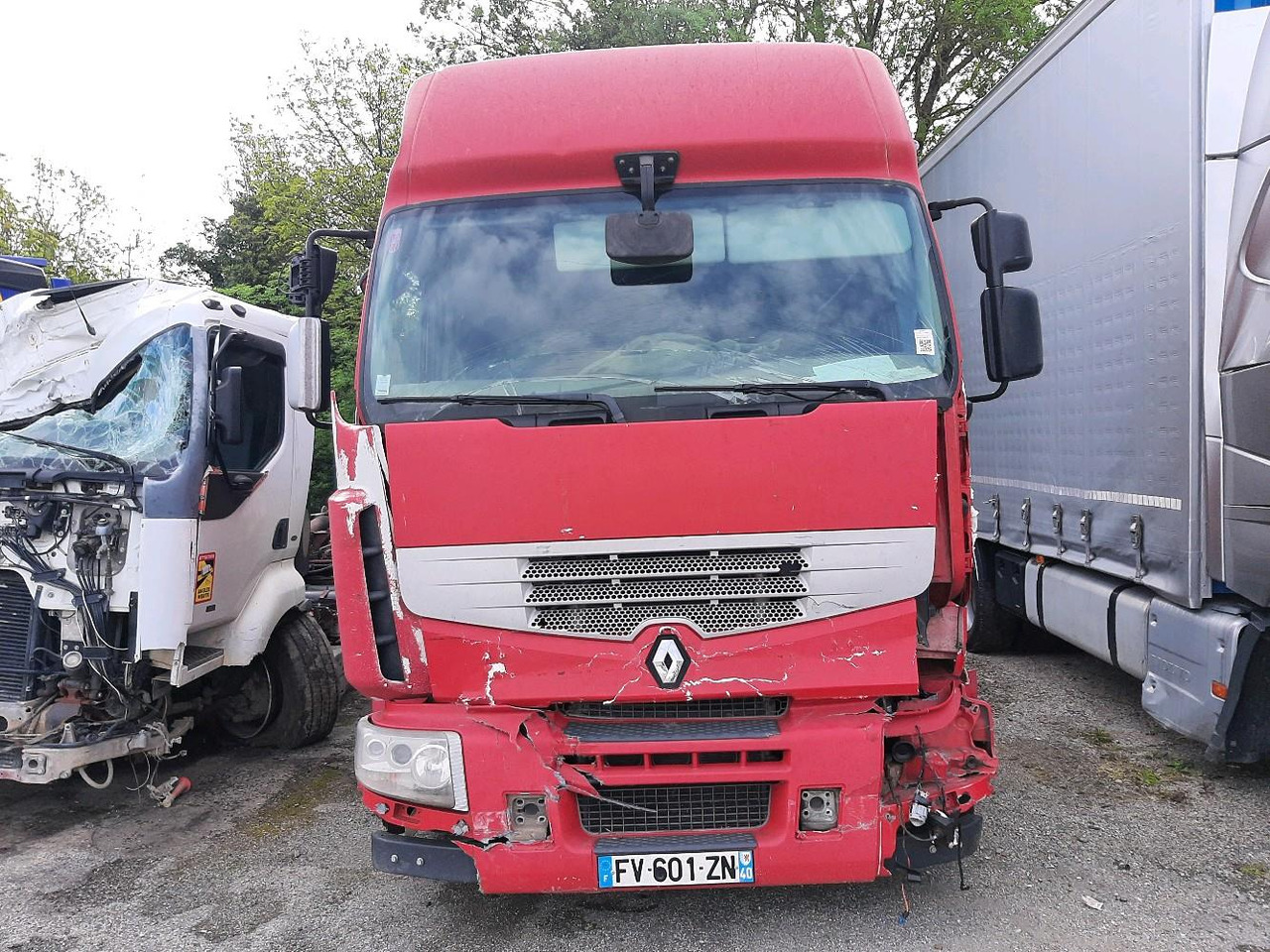 RENAULT PREMIUM 470 PLATEAU - Platós teherautó: 2 kép. RENAULT PREMIUM 470 PLATEAU - Platós teherautó: 2 kép.
