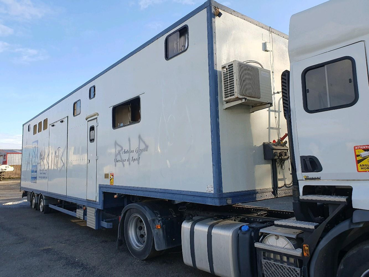 SAMRO SEMI REMORQUE HAB / VAN - Lószállító félpótkocsi: 1 kép. SAMRO SEMI REMORQUE HAB / VAN - Lószállító félpótkocsi: 1 kép.