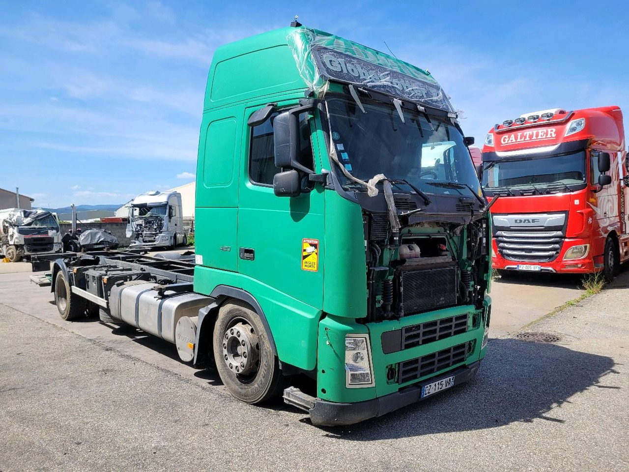 VOLVO FH12 420 GLOBETROTTER - Cserefelépítményes teherautó: 1 kép. VOLVO FH12 420 GLOBETROTTER - Cserefelépítményes teherautó: 1 kép.