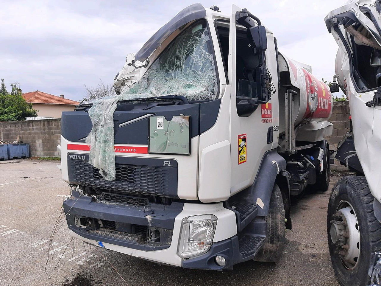 Tartályos teherautó VOLVO FL 280 CITERNE: 6 kép. Tartályos teherautó VOLVO FL 280 CITERNE: 6 kép.