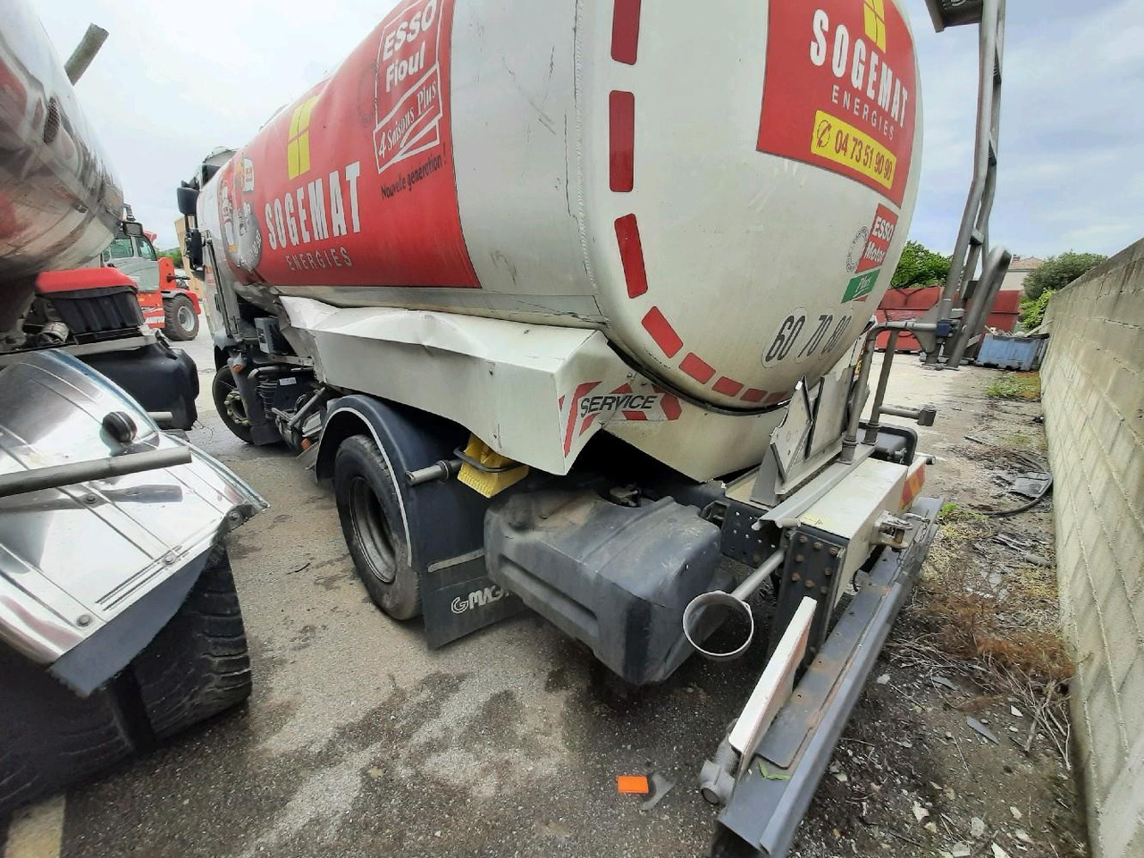 Tartályos teherautó VOLVO FL 280 CITERNE: 4 kép. Tartályos teherautó VOLVO FL 280 CITERNE: 4 kép.