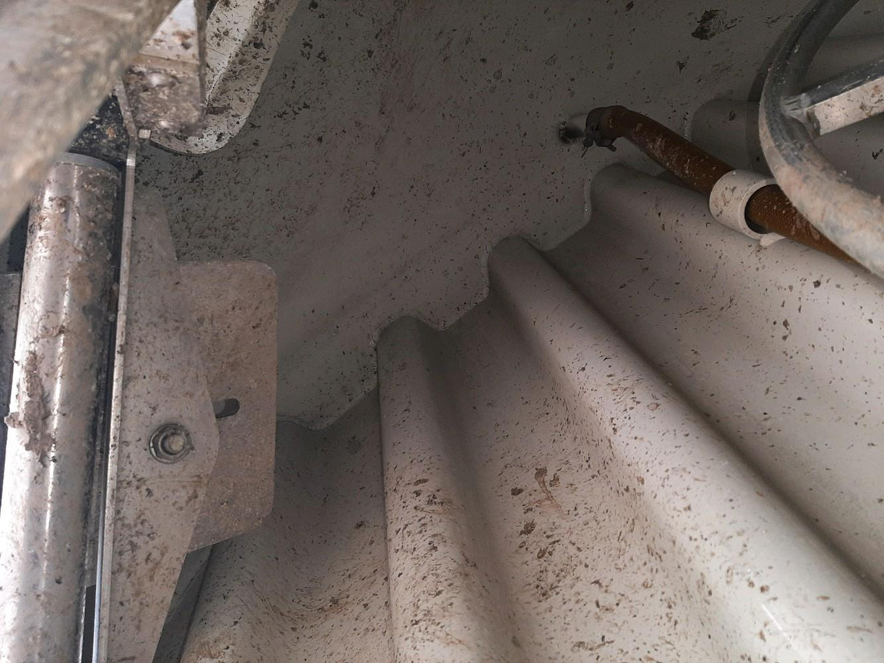 Tartályos teherautó VOLVO FL 280 CITERNE: 14 kép. Tartályos teherautó VOLVO FL 280 CITERNE: 14 kép.