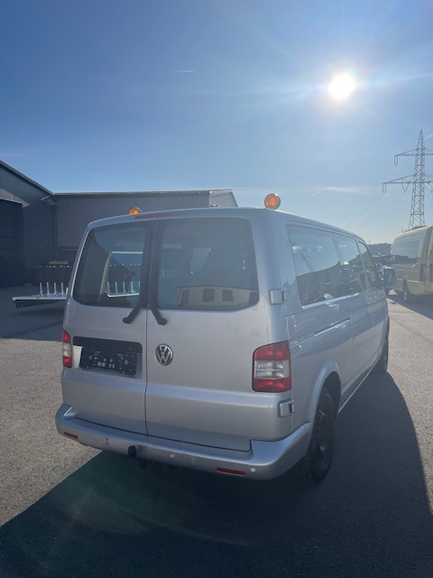 VW Comfort LR TDI D-PF MOTION - Minibusz, Kisbusz: 4 kép. VW Comfort LR TDI D-PF MOTION - Minibusz, Kisbusz: 4 kép.