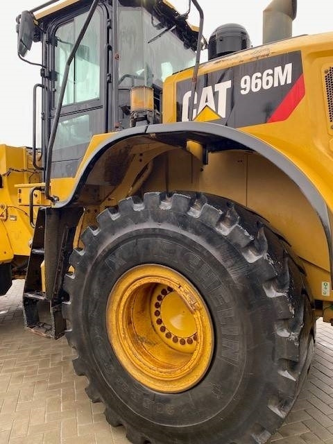 CAT 966 M - Gumikerekes homlokrakodó: 5 kép. CAT 966 M - Gumikerekes homlokrakodó: 5 kép.