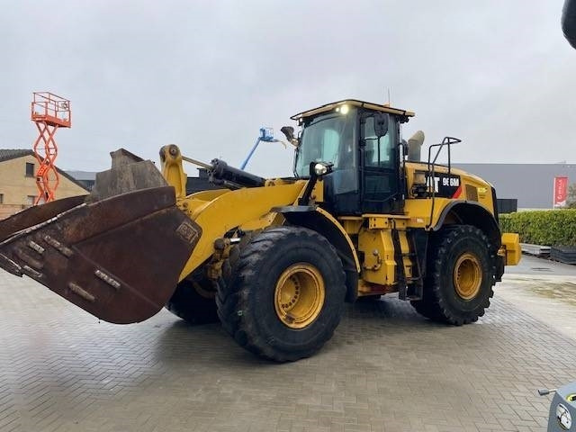 CAT 966 M - Gumikerekes homlokrakodó: 3 kép. CAT 966 M - Gumikerekes homlokrakodó: 3 kép.