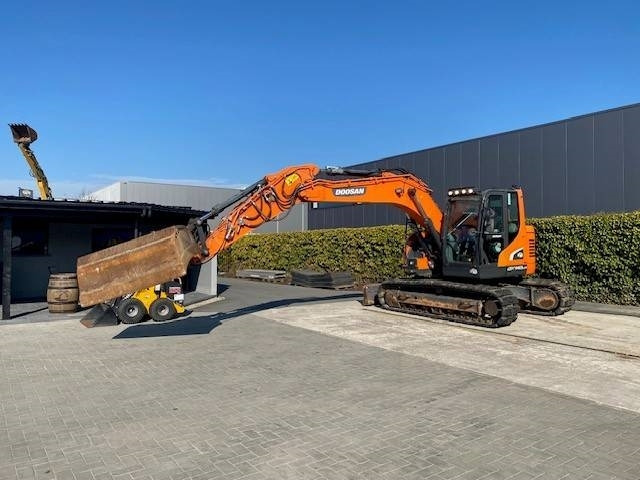 Doosan DX140 LCR-5 - Lánctalpas kotró: 4 kép. Doosan DX140 LCR-5 - Lánctalpas kotró: 4 kép.
