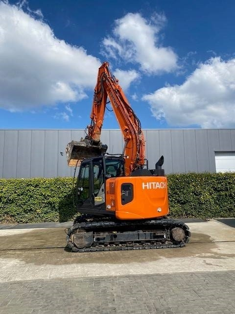 Hitachi 135US-6 - Lánctalpas kotró: 5 kép. Hitachi 135US-6 - Lánctalpas kotró: 5 kép.