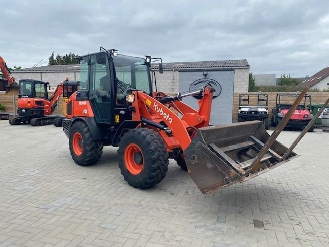 Kubota R 070 - Gumikerekes homlokrakodó: 5 kép. Kubota R 070 - Gumikerekes homlokrakodó: 5 kép.