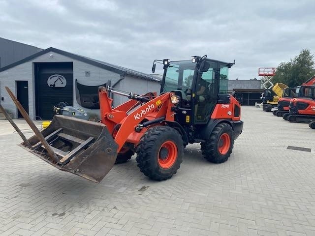 Kubota R 070 - Gumikerekes homlokrakodó: 4 kép. Kubota R 070 - Gumikerekes homlokrakodó: 4 kép.
