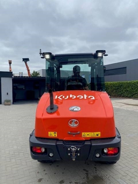 Kubota R 070 - Gumikerekes homlokrakodó: 3 kép. Kubota R 070 - Gumikerekes homlokrakodó: 3 kép.