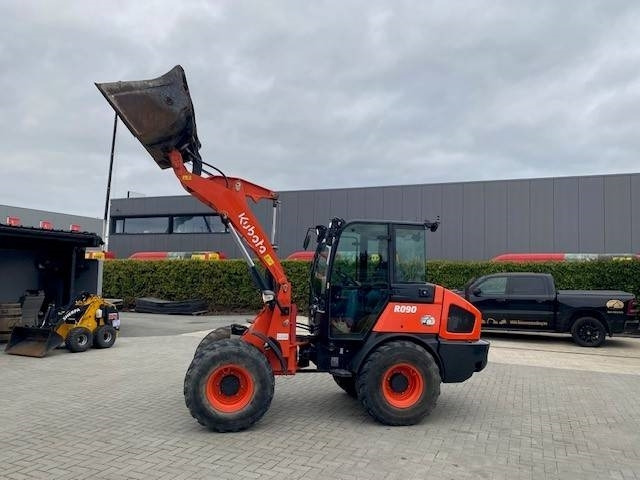 Kubota R 090 - Gumikerekes homlokrakodó: 2 kép. Kubota R 090 - Gumikerekes homlokrakodó: 2 kép.