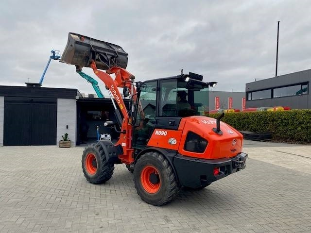 Kubota R 090 - Gumikerekes homlokrakodó: 1 kép. Kubota R 090 - Gumikerekes homlokrakodó: 1 kép.