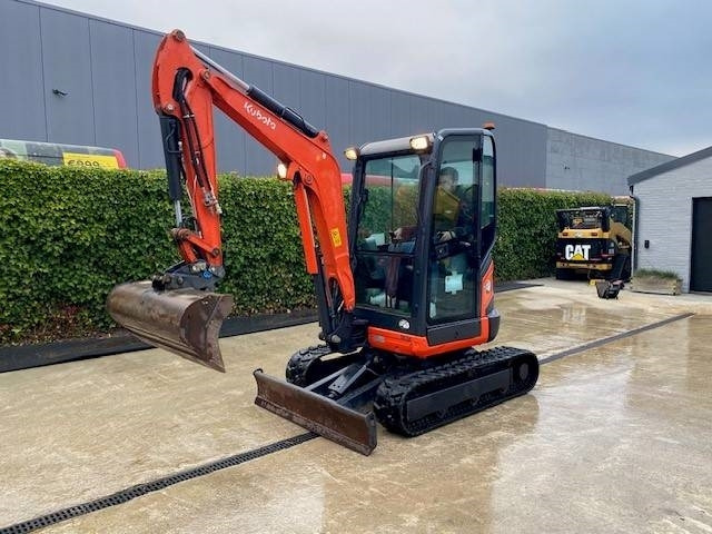 Kubota U 27-4 - Minikotró: 4 kép. Kubota U 27-4 - Minikotró: 4 kép.