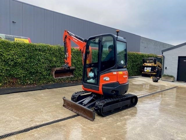 Kubota U 27-4 - Minikotró: 3 kép. Kubota U 27-4 - Minikotró: 3 kép.