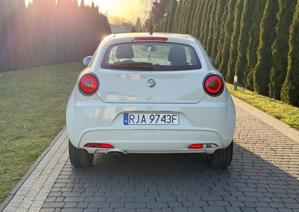 Autó Alfa Romeo Mito: 6 kép.