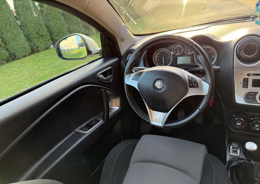 Autó Alfa Romeo Mito: 11 kép.
