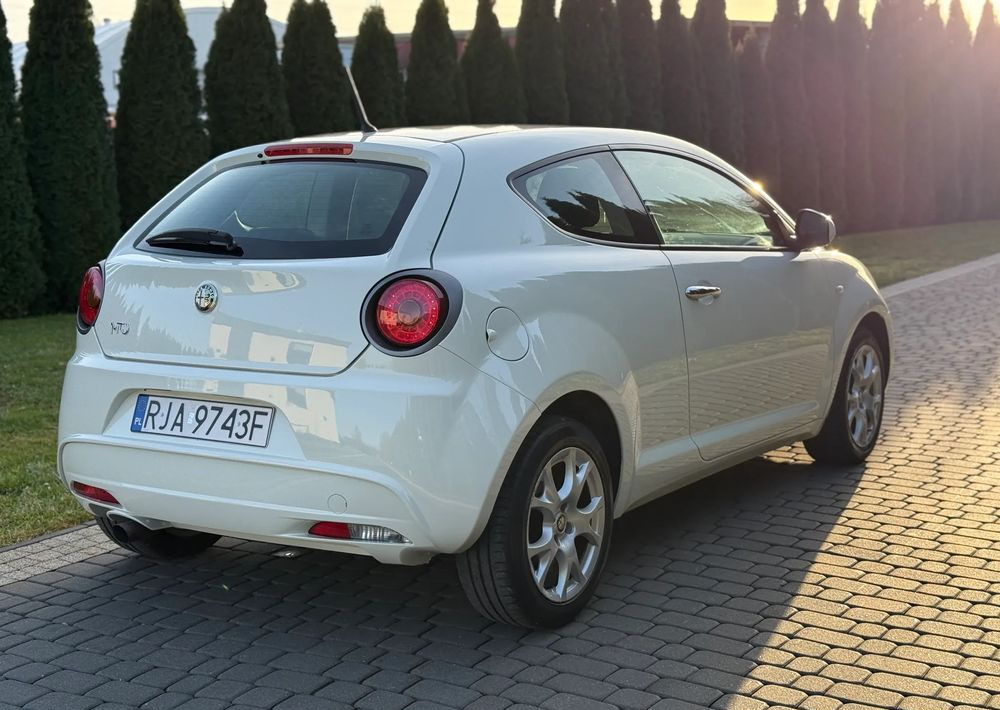 Autó Alfa Romeo Mito: 8 kép.