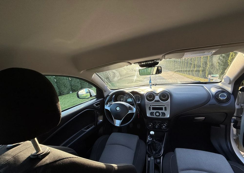 Autó Alfa Romeo Mito: 10 kép.