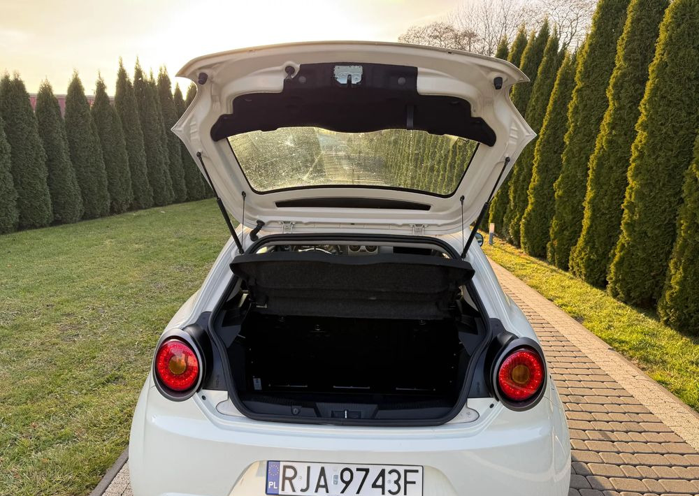 Autó Alfa Romeo Mito: 7 kép.