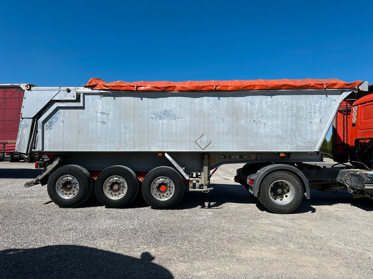 Benalu 25 m3 AXLE SAF HYDRAULIC BOARD - Félpótkocsi billenőplatós: 4 kép. Benalu 25 m3 AXLE SAF HYDRAULIC BOARD - Félpótkocsi billenőplatós: 4 kép.