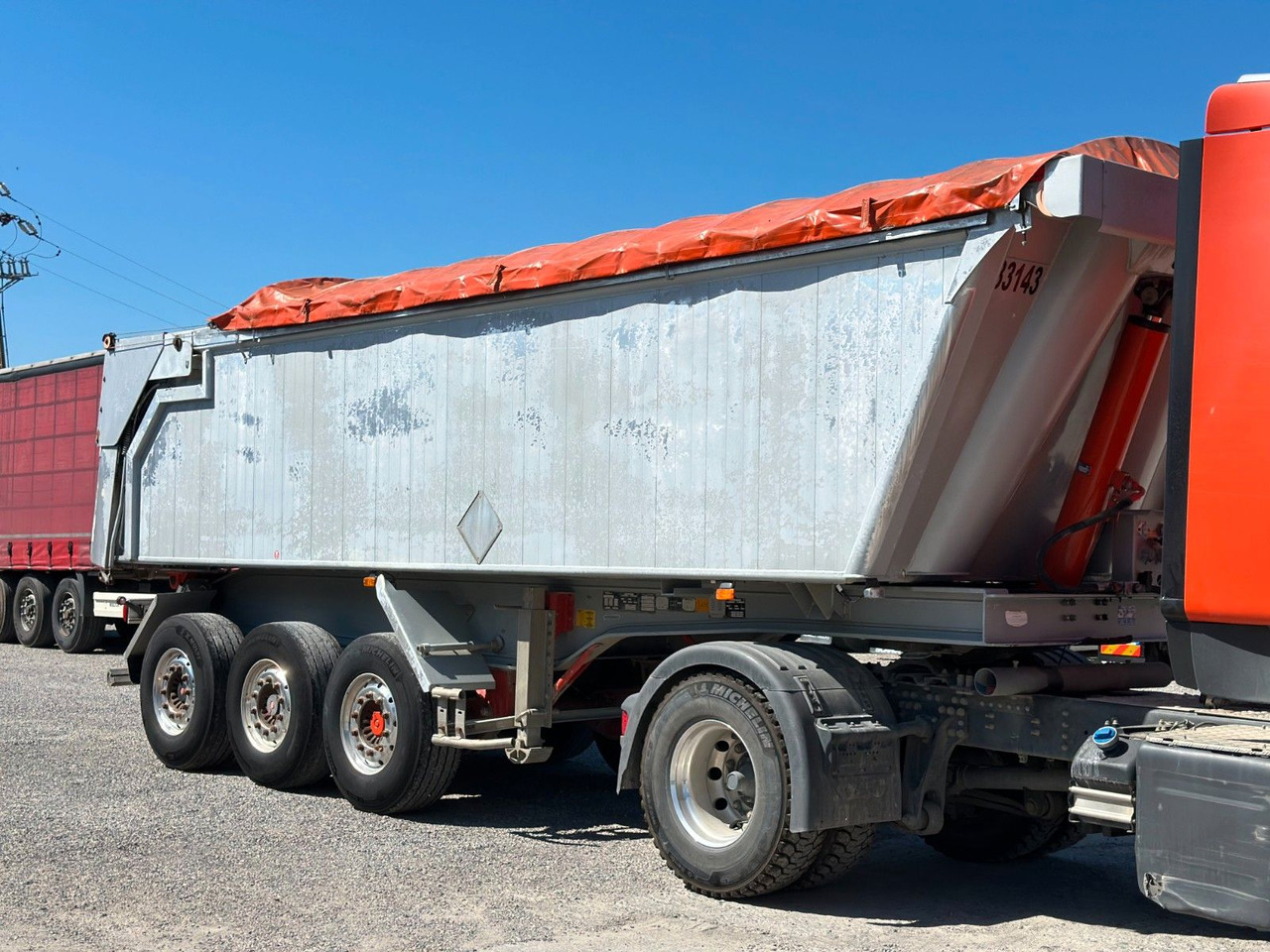 Benalu 25 m3 AXLE SAF HYDRAULIC BOARD - Félpótkocsi billenőplatós: 2 kép. Benalu 25 m3 AXLE SAF HYDRAULIC BOARD - Félpótkocsi billenőplatós: 2 kép.