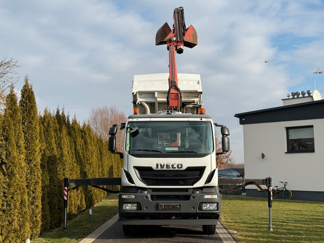 Iveco STRALIS 330 / 4x2/ TIPPER /FASSI F135 - Billenőplatós teherautó, Darus autó: 2 kép. Iveco STRALIS 330 / 4x2/ TIPPER /FASSI F135 - Billenőplatós teherautó, Darus autó: 2 kép.