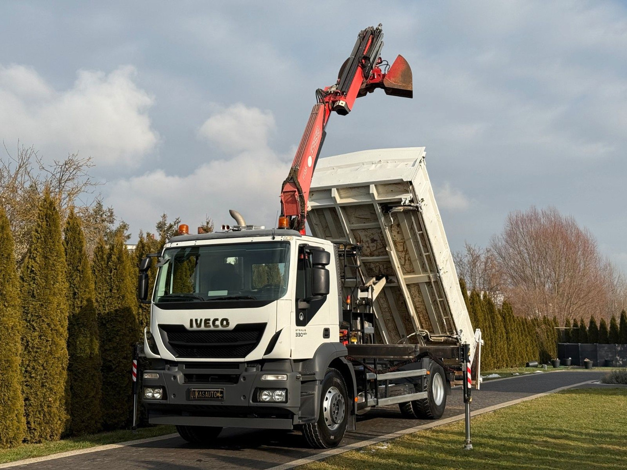 Iveco STRALIS 330 / 4x2/ TIPPER /FASSI F135 - Billenőplatós teherautó, Darus autó: 1 kép. Iveco STRALIS 330 / 4x2/ TIPPER /FASSI F135 - Billenőplatós teherautó, Darus autó: 1 kép.